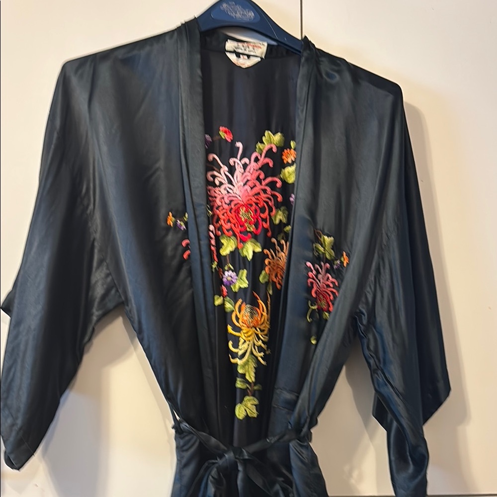 Retro 1980’s 100% silk kimono made in china from china black with floral design
